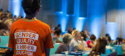 Jeune femme de dos à l'occasion du colloque européen sur le genre dans l'enseignement supérieur 